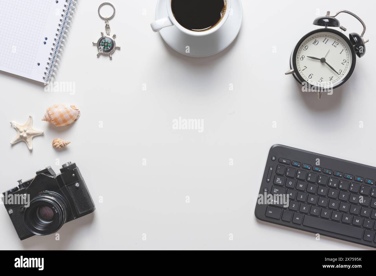 Accessori da lavoro e da viaggio, vista dall'alto su sfondo bianco Foto Stock