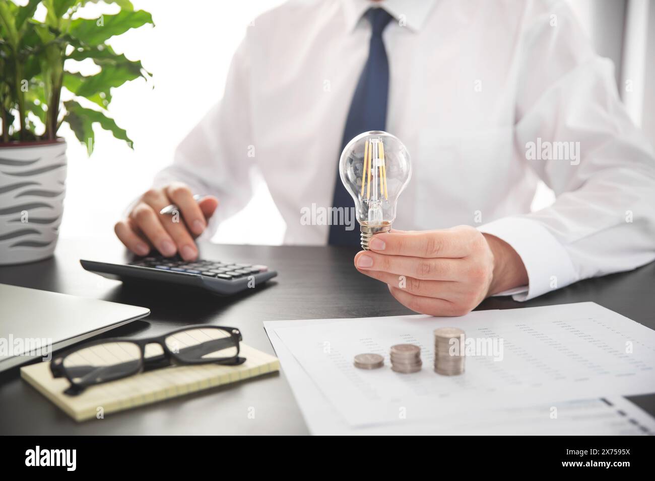 Aumento delle tariffe energetiche. Efficienza e risparmio energetico grazie al concetto di lampadina Foto Stock