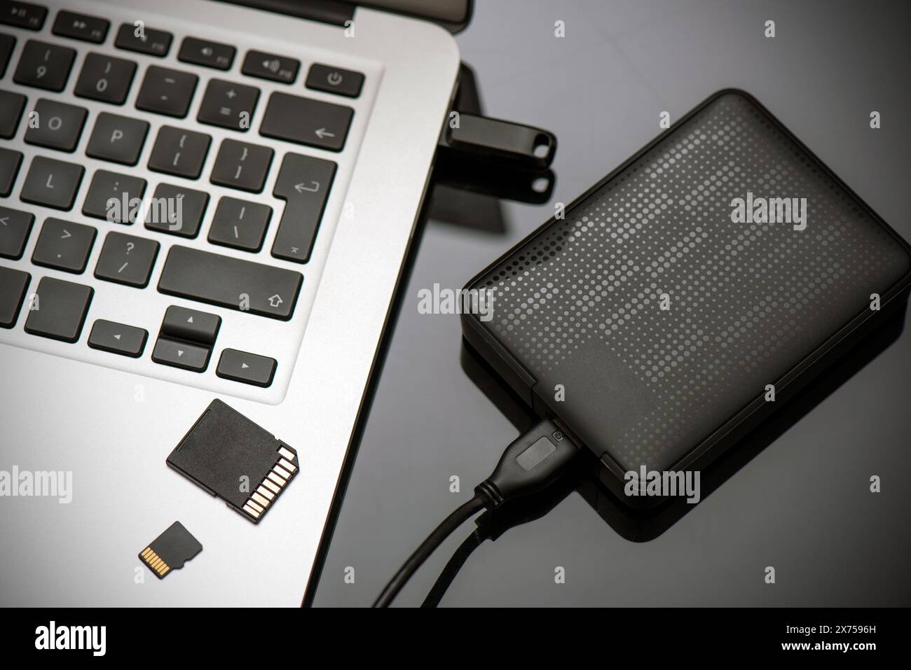 Più dispositivi di storage, pendrive, schede di memoria. Concetto di supporto di archiviazione Foto Stock