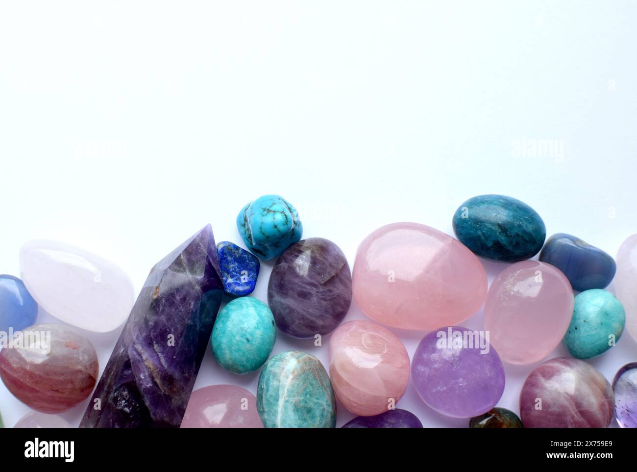 Cristalli di chakra curativi multicolore. Copia spazio. Pietre semipreziose reali: Quarzo rosa, citrina, agata, apatite, kyanite, fluorite. Foto Stock