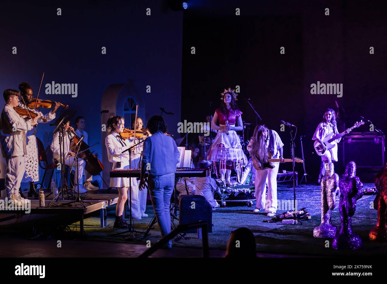 Londra, Regno Unito. 17 maggio 2024. Kate Nash lancia la folla su un terreno tutto esaurito a Hackney, East London. . Cristina Massei/Alamy notizie in diretta Foto Stock