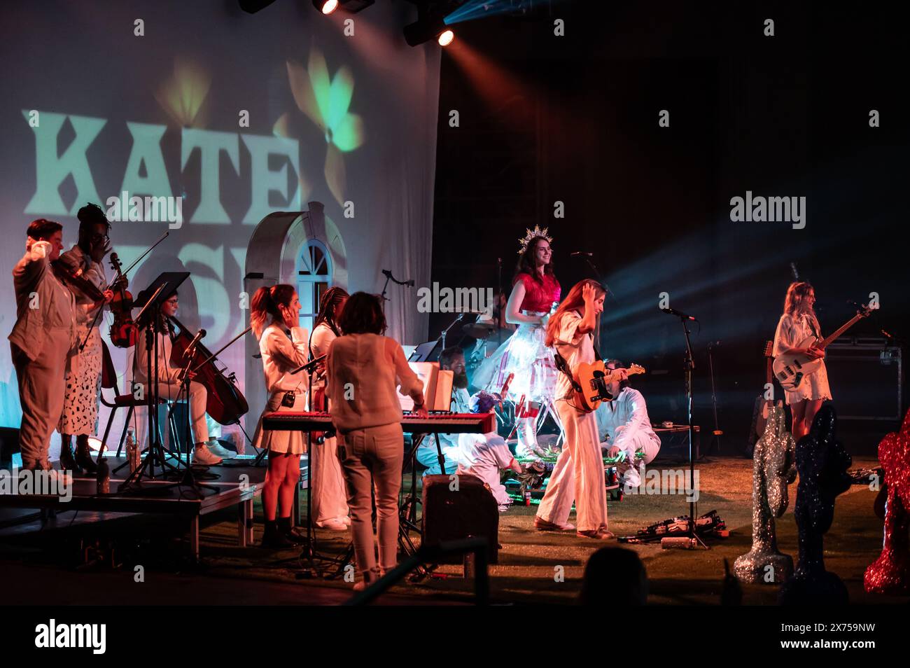 Londra, Regno Unito. 17 maggio 2024. Kate Nash lancia la folla su un terreno tutto esaurito a Hackney, East London. . Cristina Massei/Alamy notizie in diretta Foto Stock