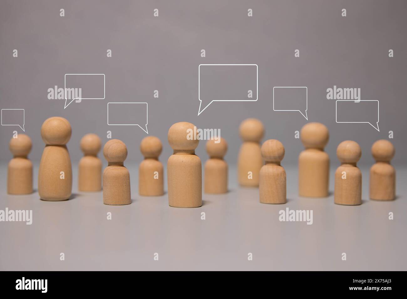 Gruppo di giovani in piedi dietro segnaposto bianco. Tutto su sfondo bianco Foto Stock