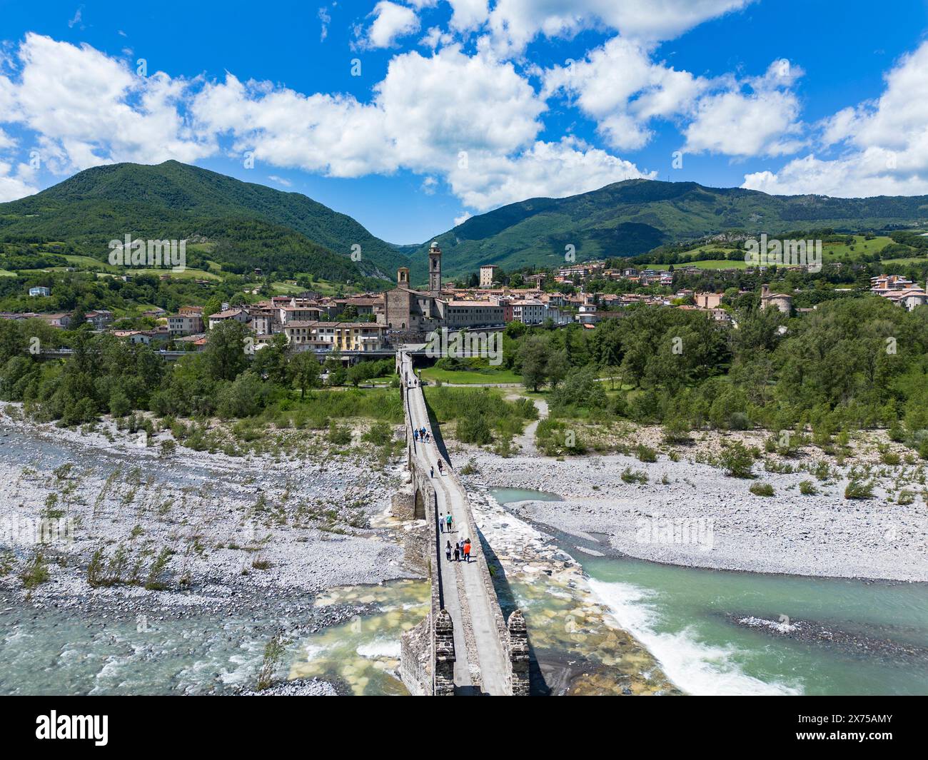 Vista aerea del villaggio di Bobbio e del suo antico ponte Foto Stock
