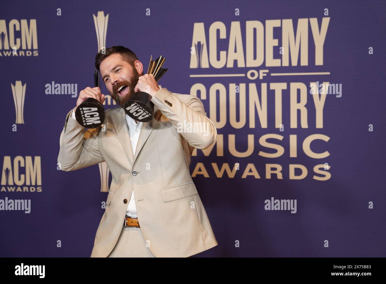 Frisco, Stati Uniti. 16 maggio 2024. Jordan Davis, vincitore del premio Song of the Year per "Next Thing You Know", sta potendo con i loro premi nella sala stampa durante la 59a cerimonia di premiazione dell'Academy of Country Music Awards al Ford Center presso The Star a Frisco, Stati Uniti, il 16 maggio 2024. (Foto di Javier Vicencio/Eyepix Group) (foto di Eyepix/NurPhoto) crediti: NurPhoto SRL/Alamy Live News Foto Stock