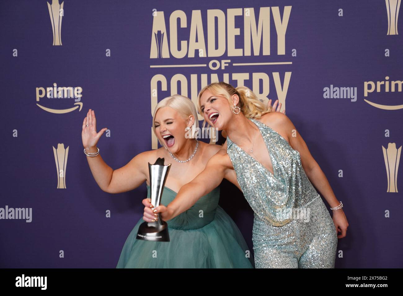 Frisco, Stati Uniti. 16 maggio 2024. (L-R) Kendra Slaubaugh e Krista Slaubaugh di Tigirlily Gold stanno posando con il loro premio nella sala stampa durante la 59a cerimonia Academy of Country Music Awards al Ford Center presso The Star a Frisco, Stati Uniti, il 16 maggio 2024. (Foto di Javier Vicencio/Eyepix Group) (foto di Eyepix/NurPhoto) crediti: NurPhoto SRL/Alamy Live News Foto Stock