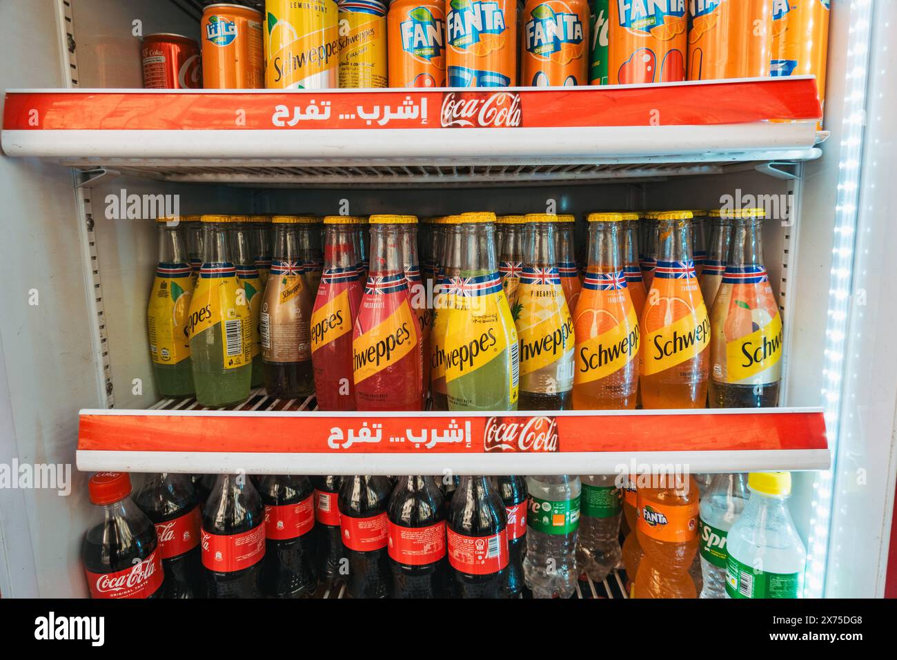 I sapori delle bibite Schweppes in bottiglia in un frigo al Cairo. Il marchio britannico è popolare nel paese, imbottigliato su licenza dalla Coca-Cola Egypt Foto Stock