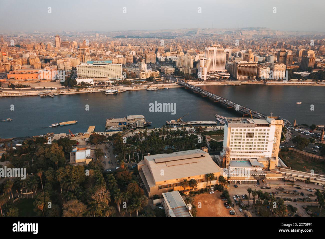 Vista aerea di un vivace quartiere urbano del Cairo, che mostra abitazioni fitte, strade strette, capanne satellitari sul tetto e vita quotidiana che si svolge sotto. Foto Stock