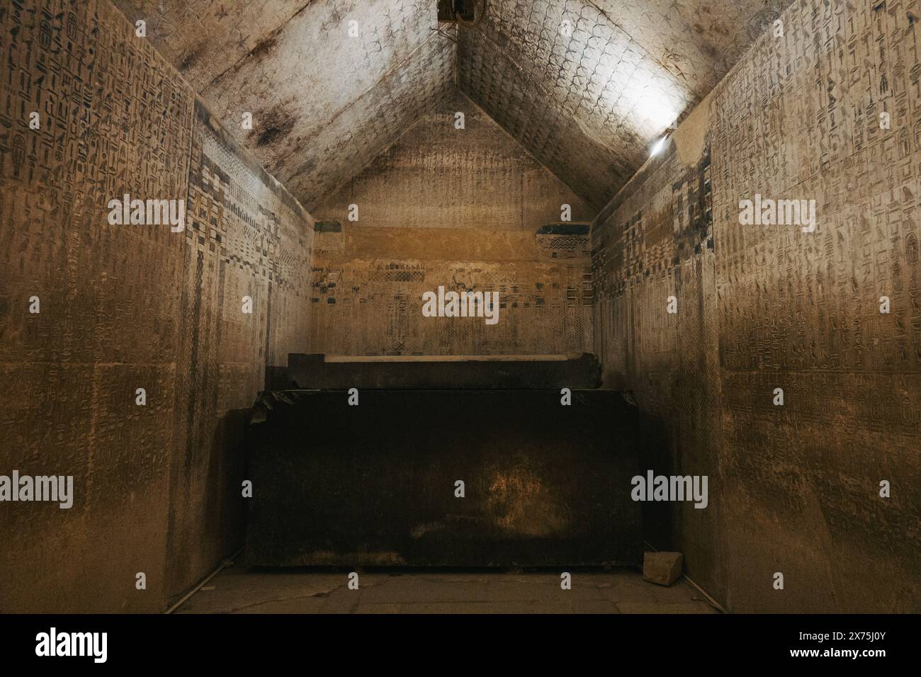 Un muro di pietra pieno di iscrizioni e geroglifici nella Tomba del Faraone Unas nella Necropoli di Saqqara, Giza, Egitto Foto Stock