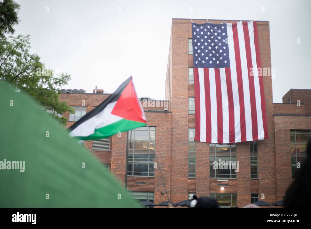 GWU, DC, USA - 4 maggio 2024: Foto di accampamenti pro-palestinesi alla George Washington University, DC in una notte nebbiosa Foto Stock