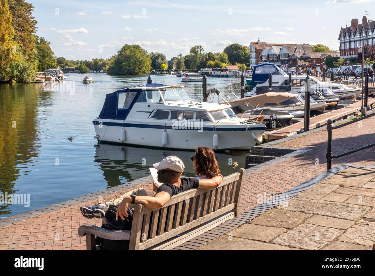 Barche ormeggiate sul Tamigi a Henley on Thames, Oxfordshire, Inghilterra, Regno Unito Foto Stock