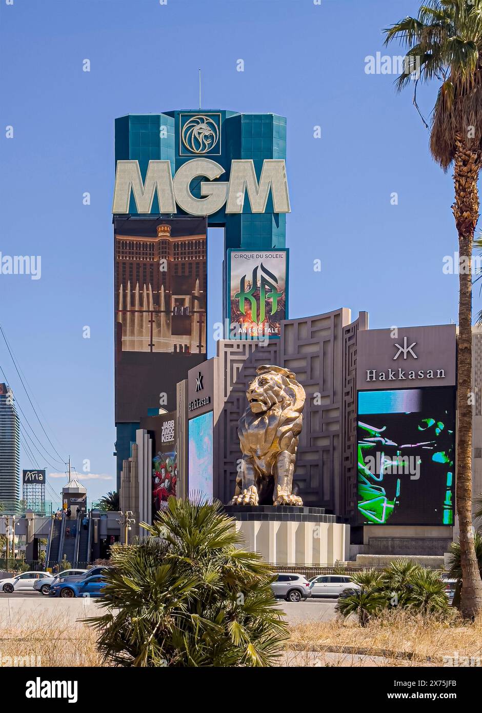 Las Vegas, NV, Stati Uniti d'America - 12 maggio 2024: Ingresso al MGM Grand Hotel e casinò con enorme statua del leone e grandi display elettronici colorati contro il cielo blu. Foto Stock