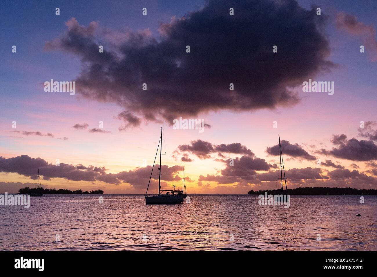 Tramonto suggestivo visto dallo Yacht Club, dall'isola di Bora Bora, dalle Isole della società, dalla Polinesia francese Foto Stock