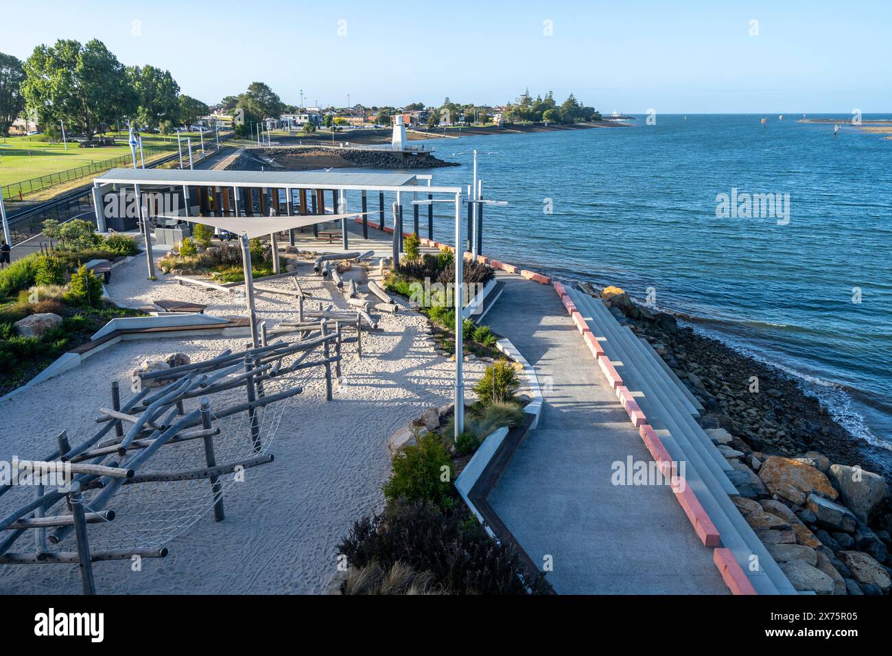 Vista dei parchi lungo il fiume dalla passerella sopraelevata, il fiume Mersey, Devonport, Tasmania Foto Stock