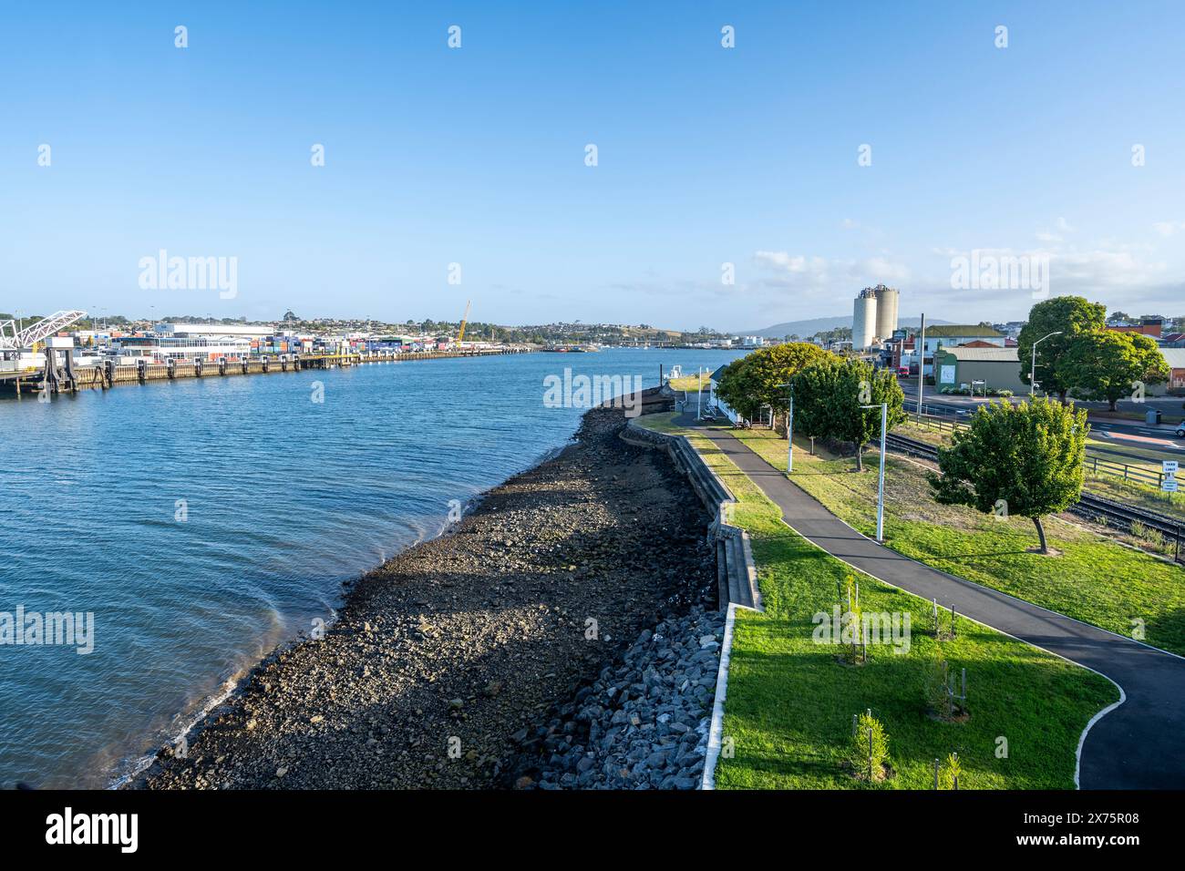 Vista dei parchi lungo il fiume dalla passerella sopraelevata, il fiume Mersey, Devonport, Tasmania Foto Stock