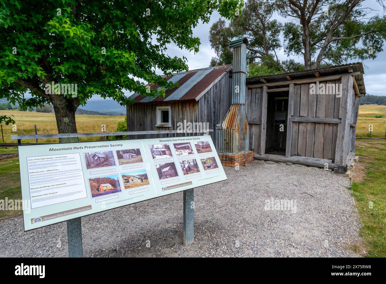 La rustica Liena Hut and Skin Shed è stata ricostruita nella strada principale di Mole Creek dalla Mountain Hut Preservation Society. Mole Creek Tasmania Foto Stock