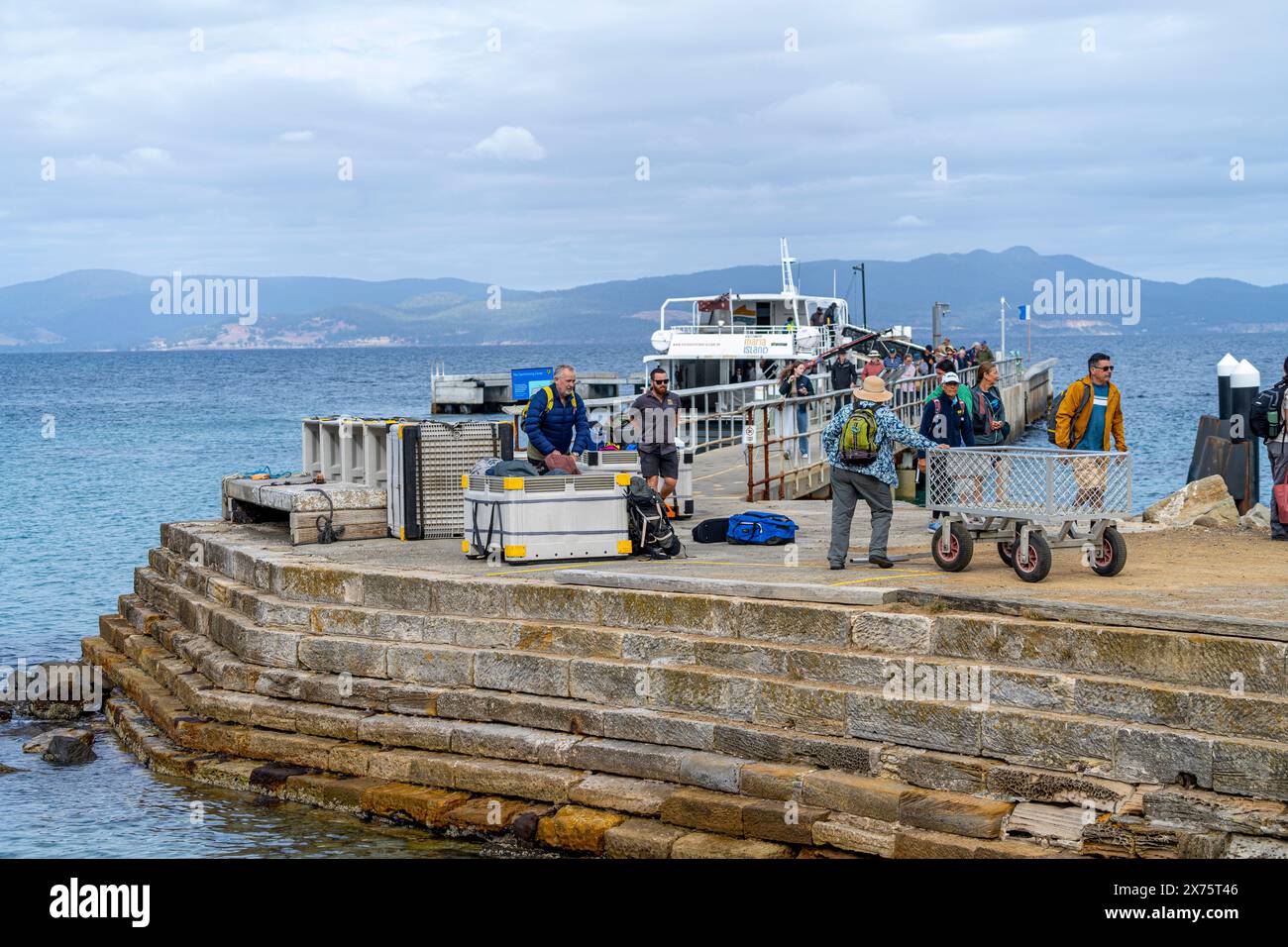 Visitatore al Maria Island Jetty dopo essere sbarcato dal traghetto, Maria Island Tasmania Foto Stock