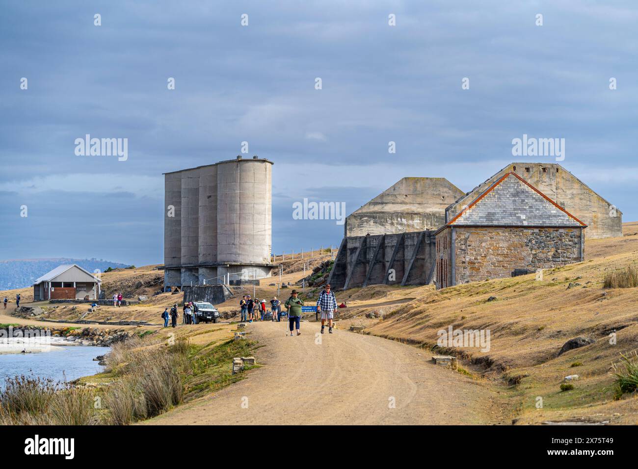 I visitatori camminano lungo il sentiero costiero da Jetty a Darlington, Maria Island, Tasmania Foto Stock