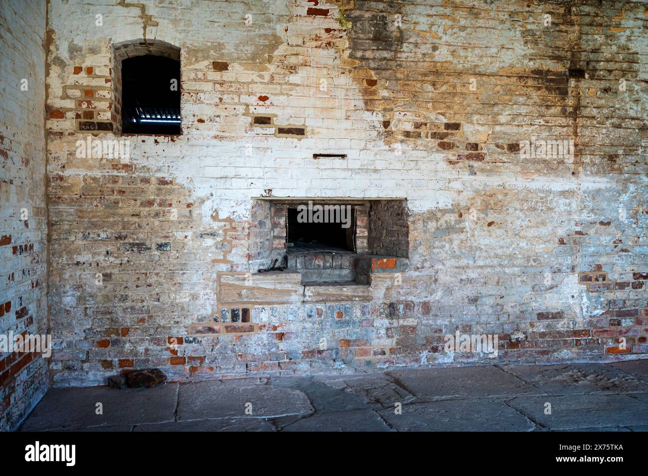 All'interno della casa del forno che mostra aperture del forno e camino, Darlington, Maria Island, Tasmania Foto Stock