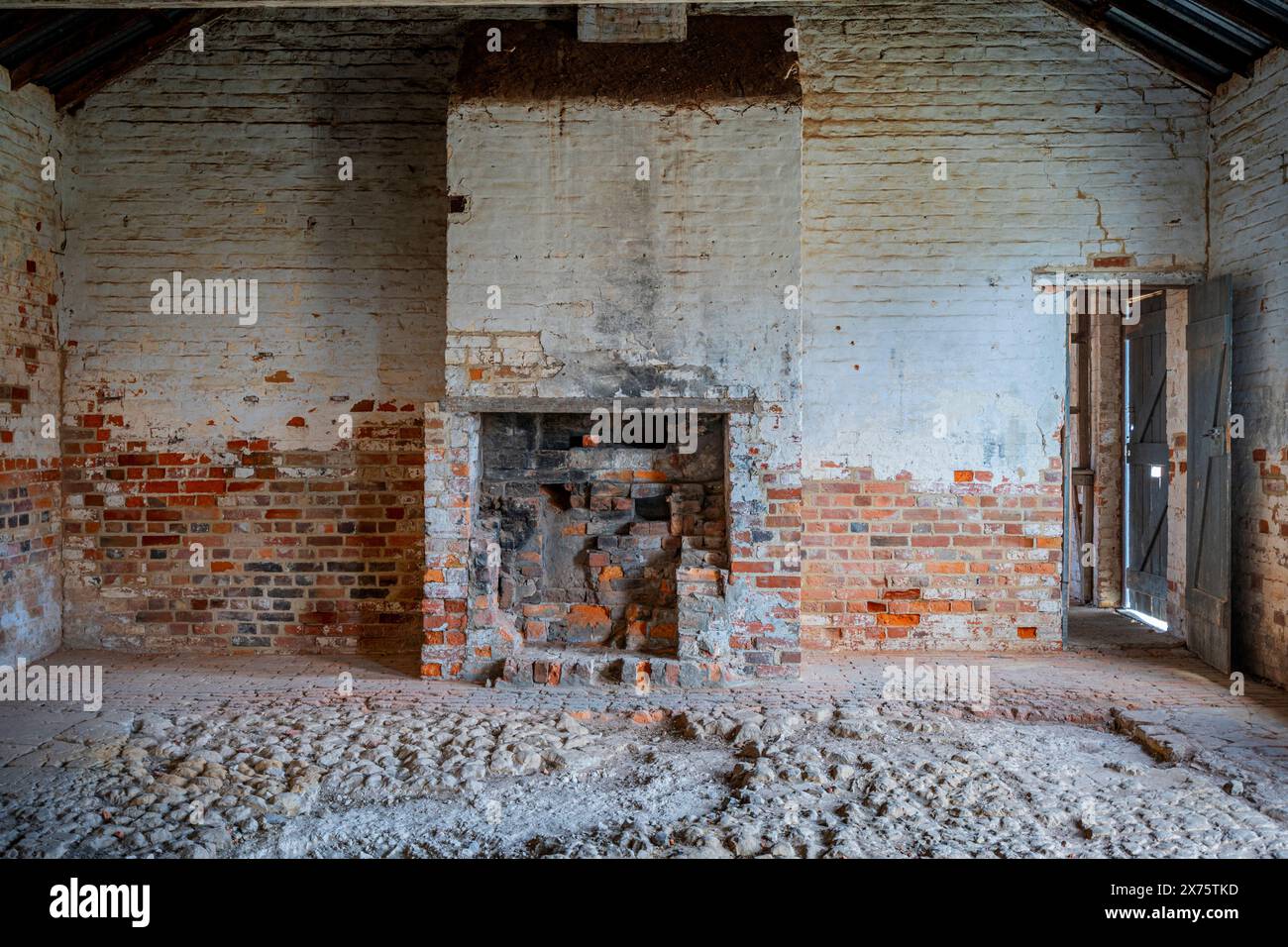 All'interno della casa del forno che mostra aperture del forno e camino, Darlington, Maria Island, Tasmania Foto Stock