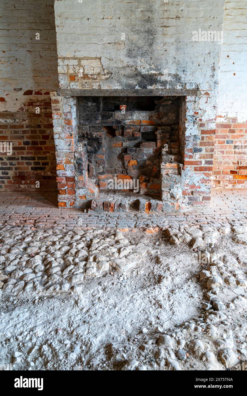 All'interno della casa del forno che mostra aperture del forno e camino, Darlington, Maria Island, Tasmania Foto Stock