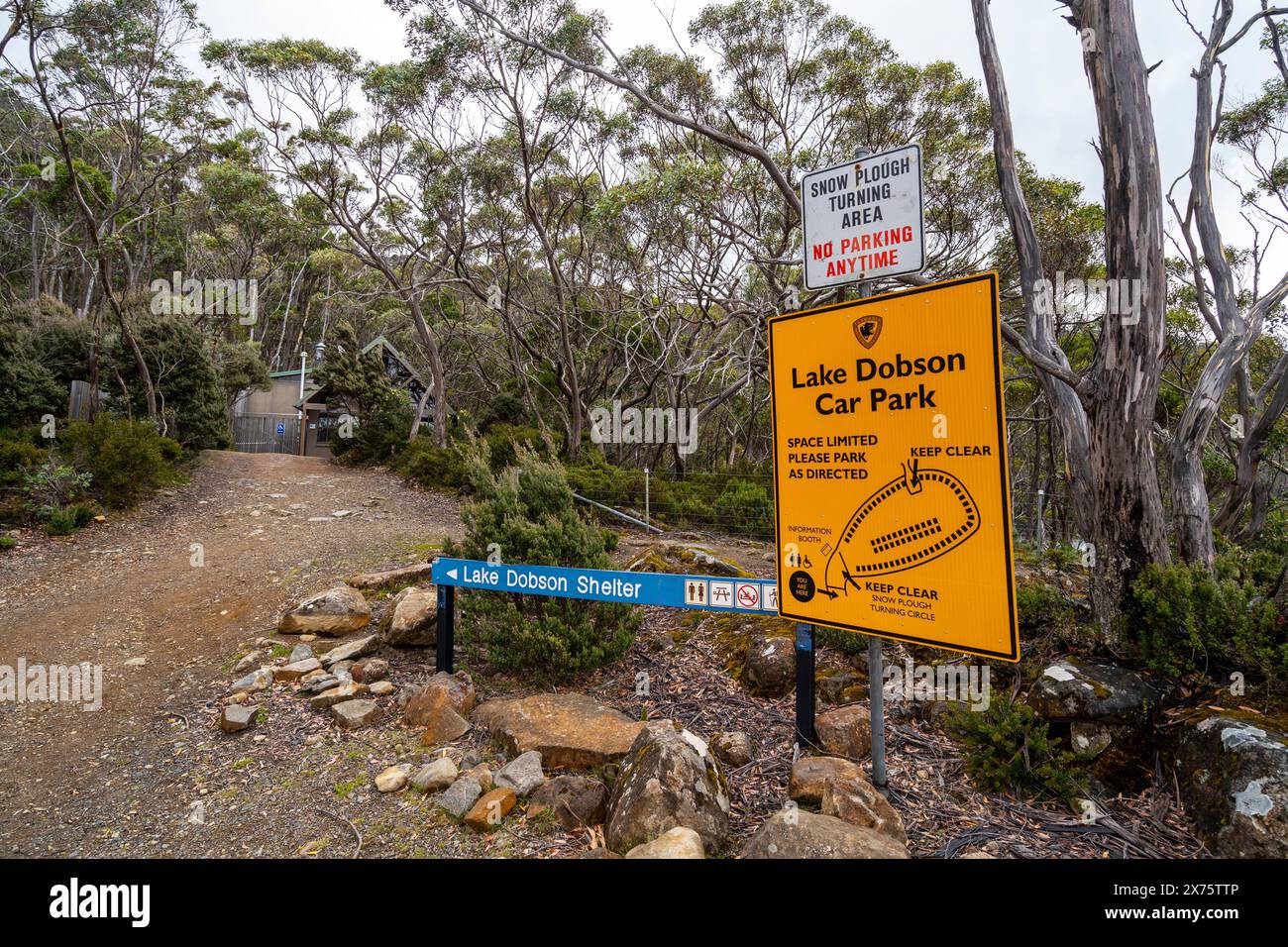 Cartelli informativi e segnaletici nel parcheggio auto presso il lago Dobson, il Mount Field National Park, Tasmania Foto Stock