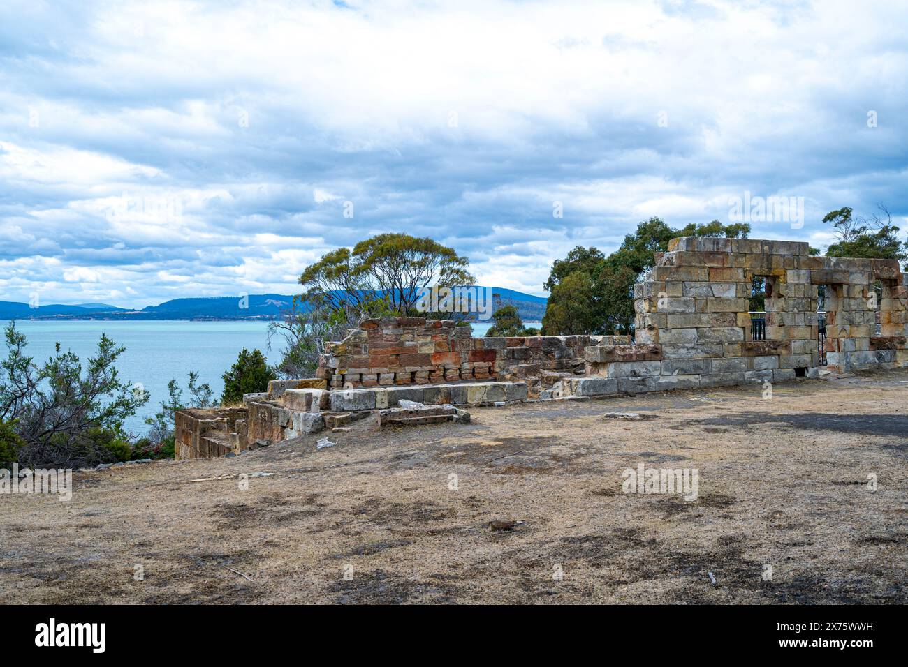 Rovine di detenuti presso il sito storico delle miniere di carbone, Ironstone Bay, Tasmania, Tasmania Foto Stock