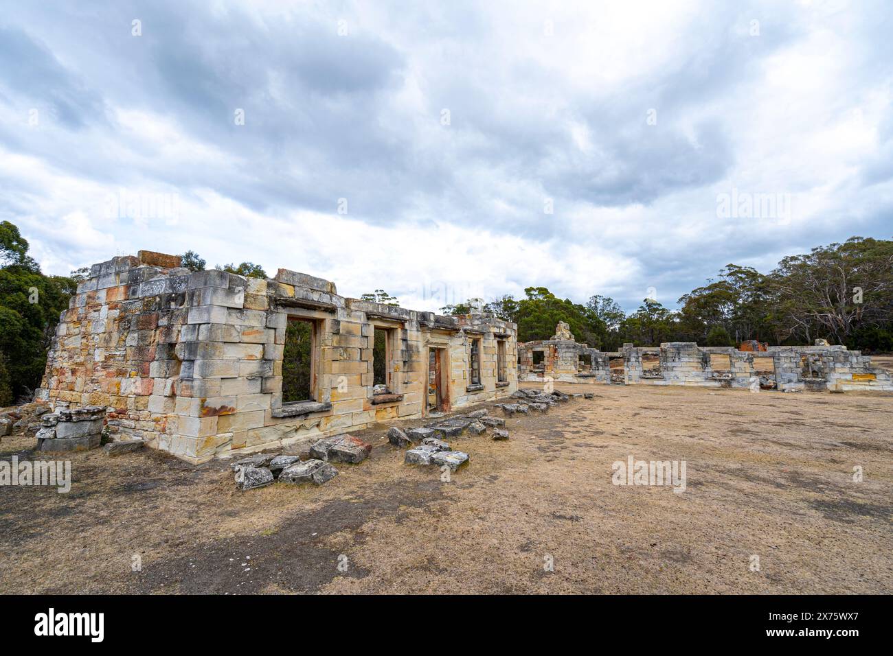 Rovine di detenuti presso il sito storico delle miniere di carbone, Ironstone Bay, Tasmania, Tasmania Foto Stock