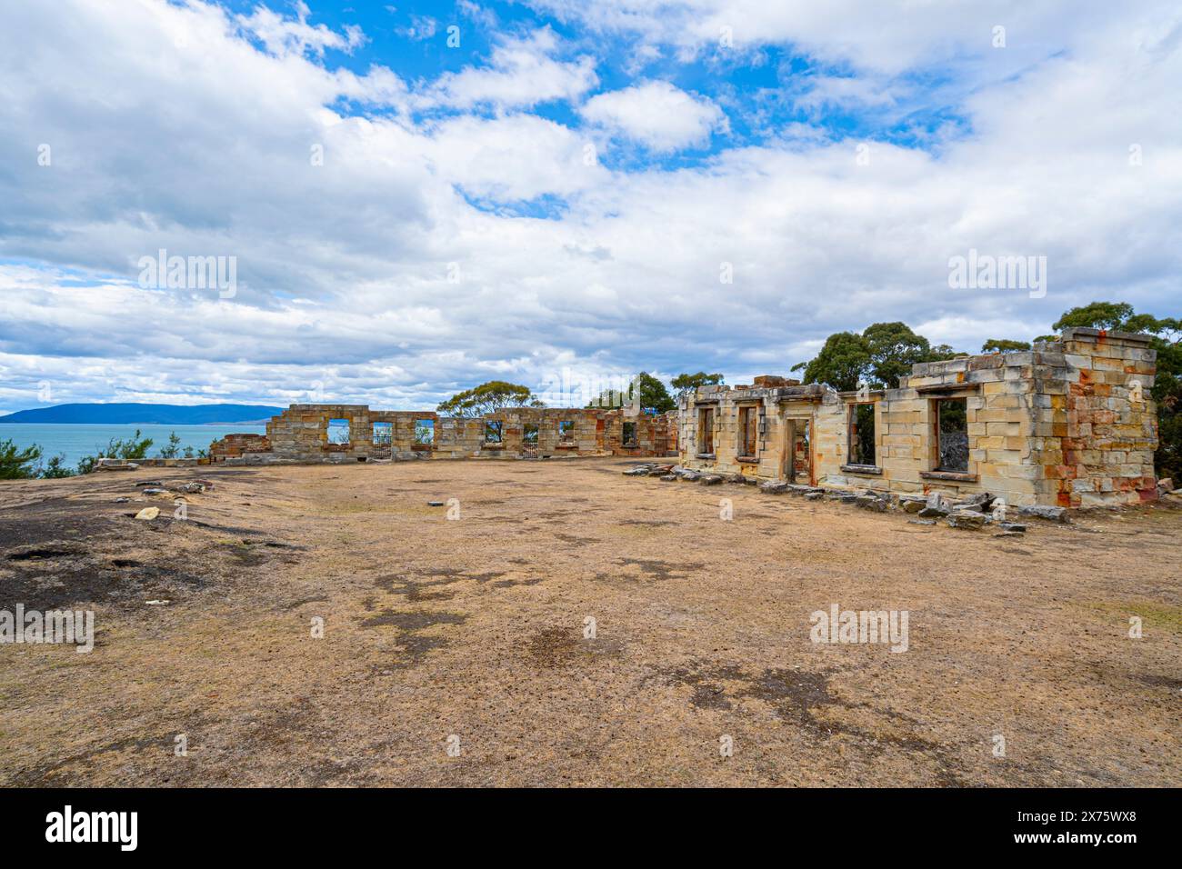 Rovine di detenuti presso il sito storico delle miniere di carbone, Ironstone Bay, Tasmania, Tasmania Foto Stock