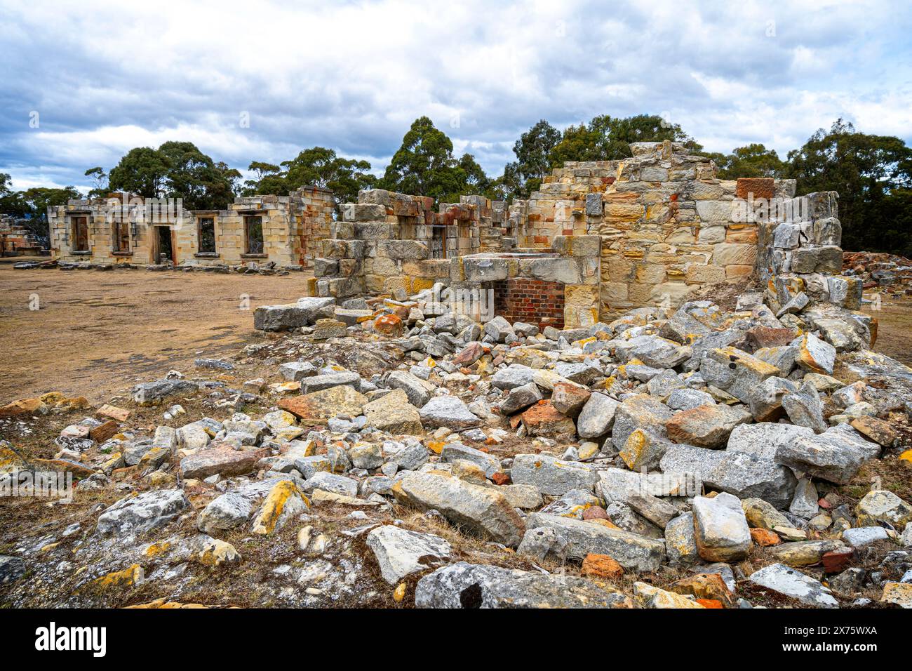 Rovine di detenuti presso il sito storico delle miniere di carbone, Ironstone Bay, Tasmania, Tasmania Foto Stock