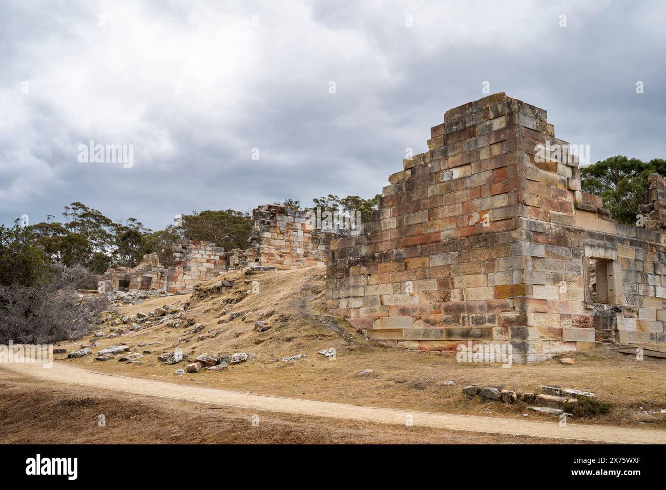 Rovine di detenuti presso il sito storico delle miniere di carbone, Ironstone Bay, Tasmania, Tasmania Foto Stock