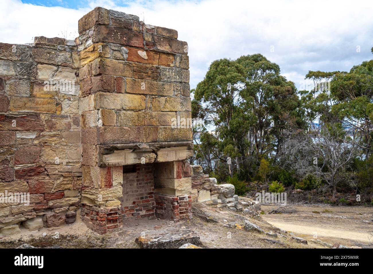 Rovine di detenuti presso il sito storico delle miniere di carbone, Ironstone Bay, Tasmania, Tasmania Foto Stock