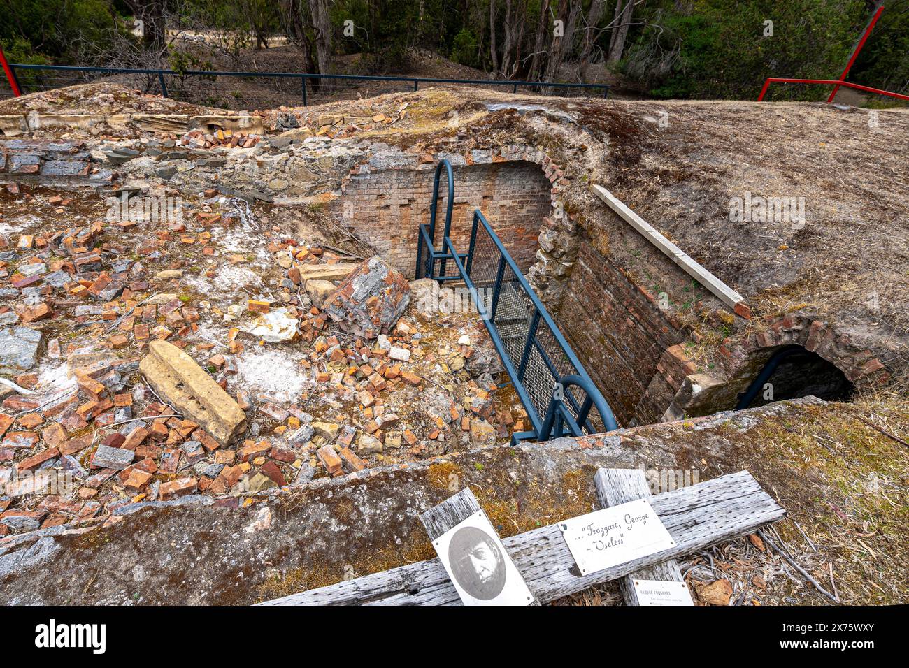 Rovine di detenuti presso il sito storico delle miniere di carbone, Ironstone Bay, Tasmania, Tasmania Foto Stock