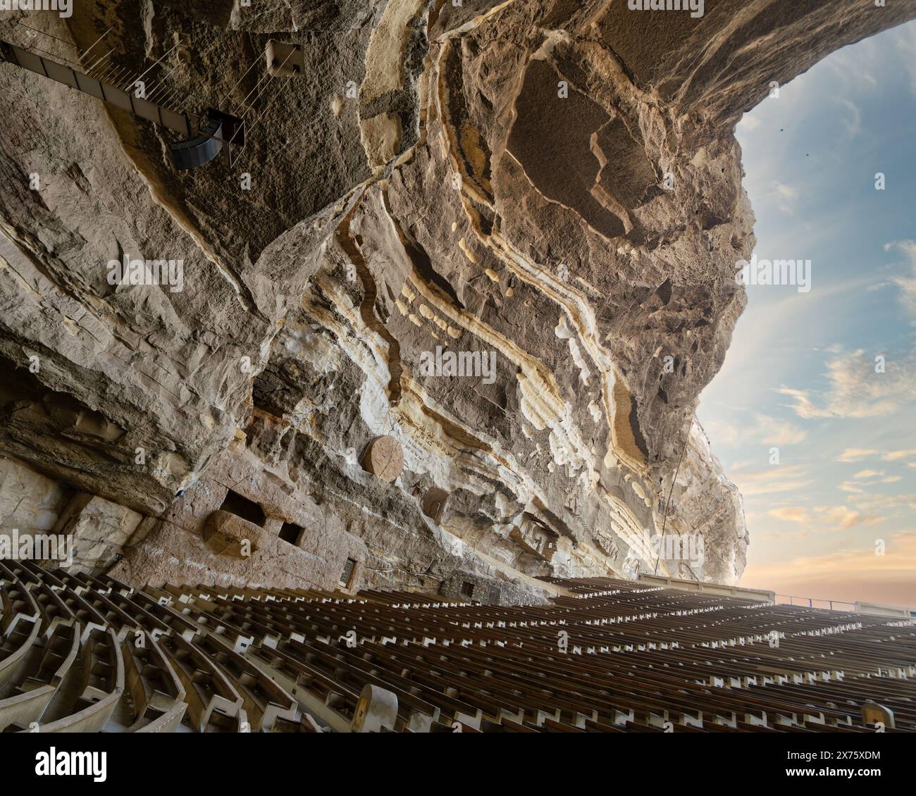 La Vergine Maria e la Cattedrale di San Simone Tanner. La più grande delle sette chiese e cappelle nascoste in una serie di grotte sulle colline di Mokattam (Muqattam) a San Samaan, il monastero Tanner, il Cairo, Egitto Foto Stock