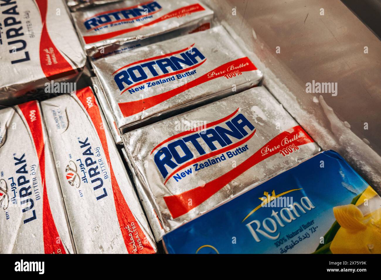 Blocchi di burro Rotana New Zealand, insieme a Lurpak, in un supermercato frigorifero in Egitto Foto Stock