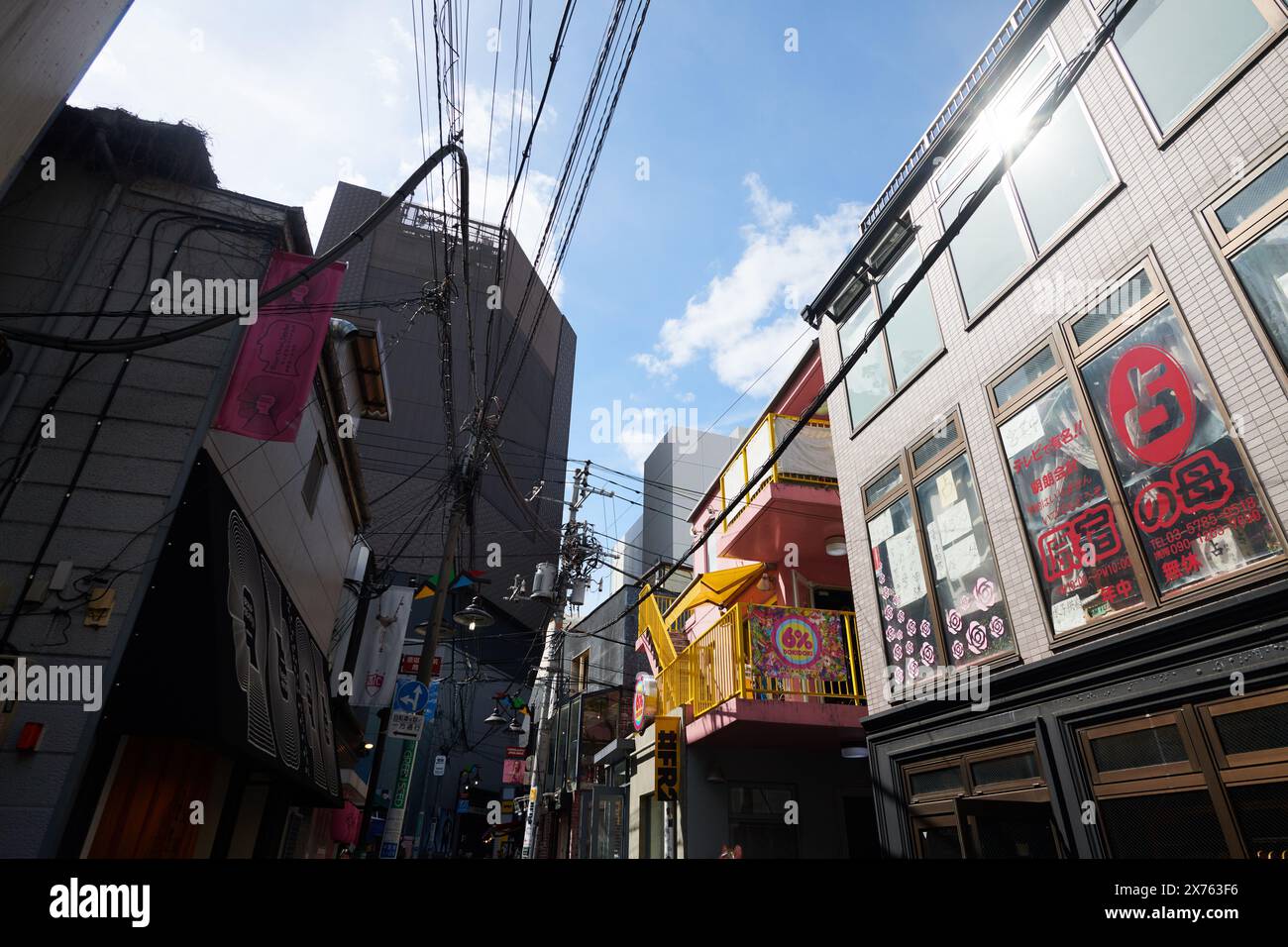 Takeshita Street ad Harajuku, nella città di Tokyo, è un paradiso culturale per lo shopping della cultura giovanile Foto Stock