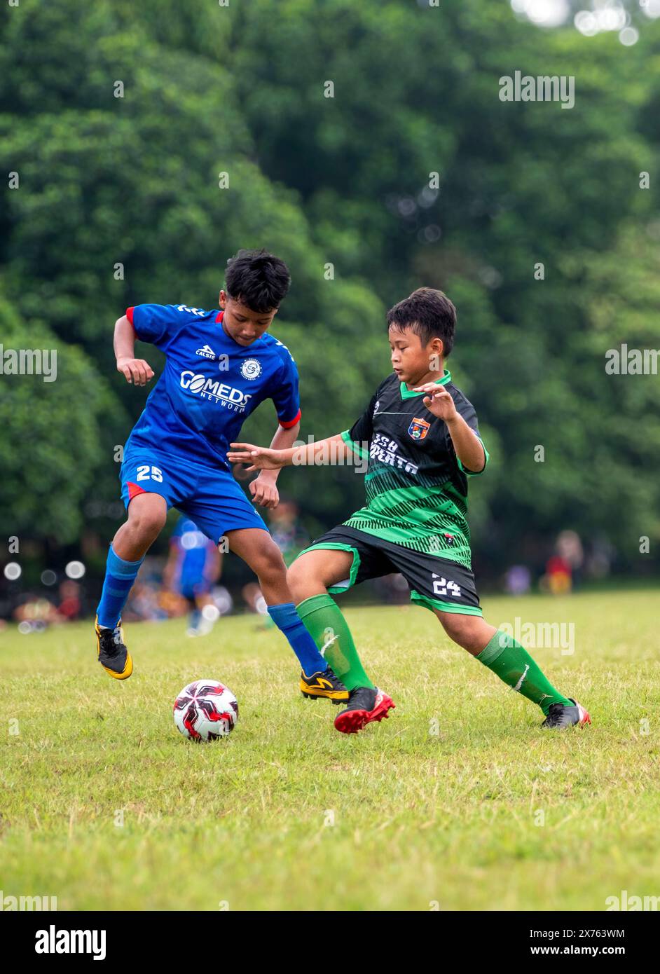 Giacarta, Indonesia - 09 maggio 2024 : bambini asiatici che giocano a calcio sul campo Foto Stock