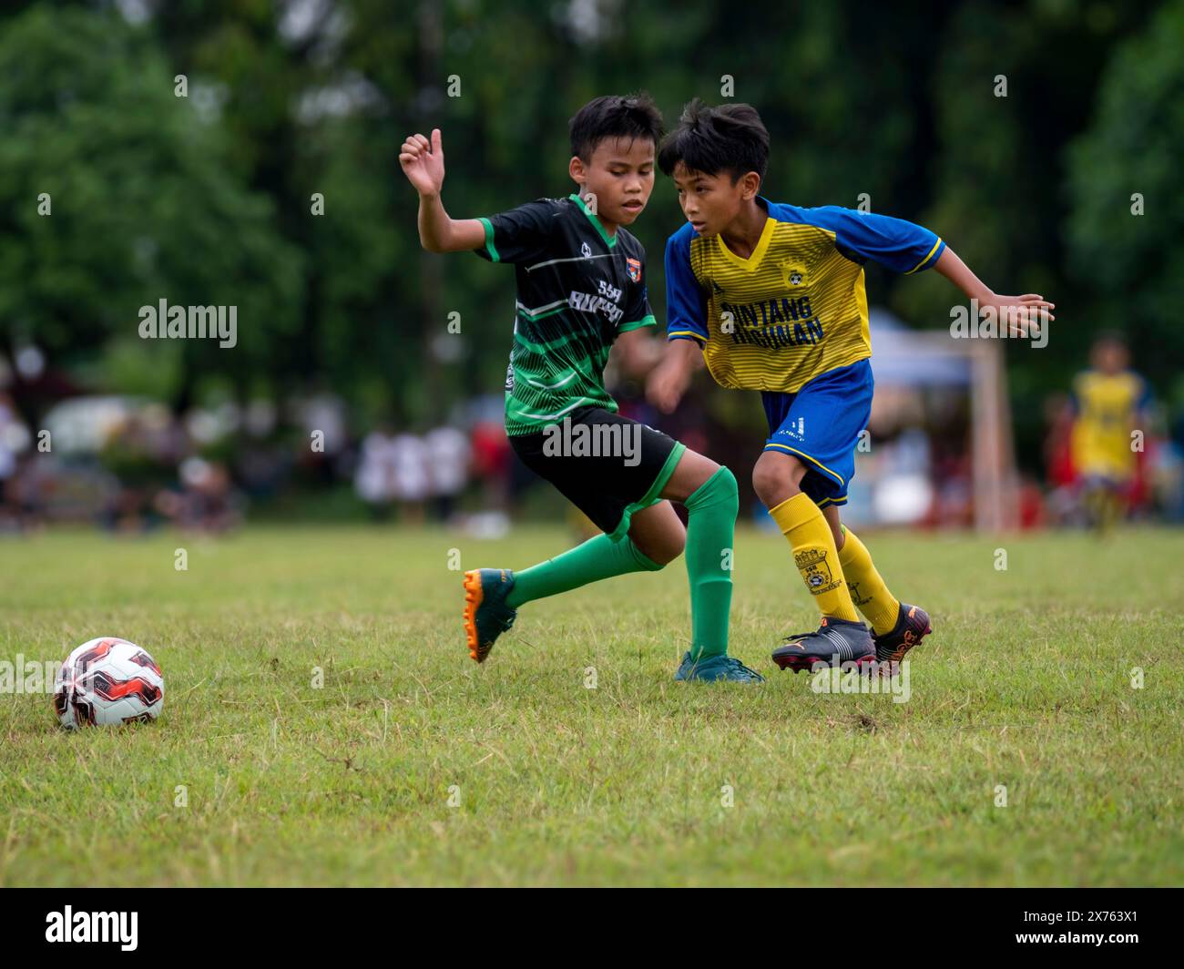 Giacarta, Indonesia - 09 maggio 2024 : bambini asiatici che giocano a calcio sul campo Foto Stock