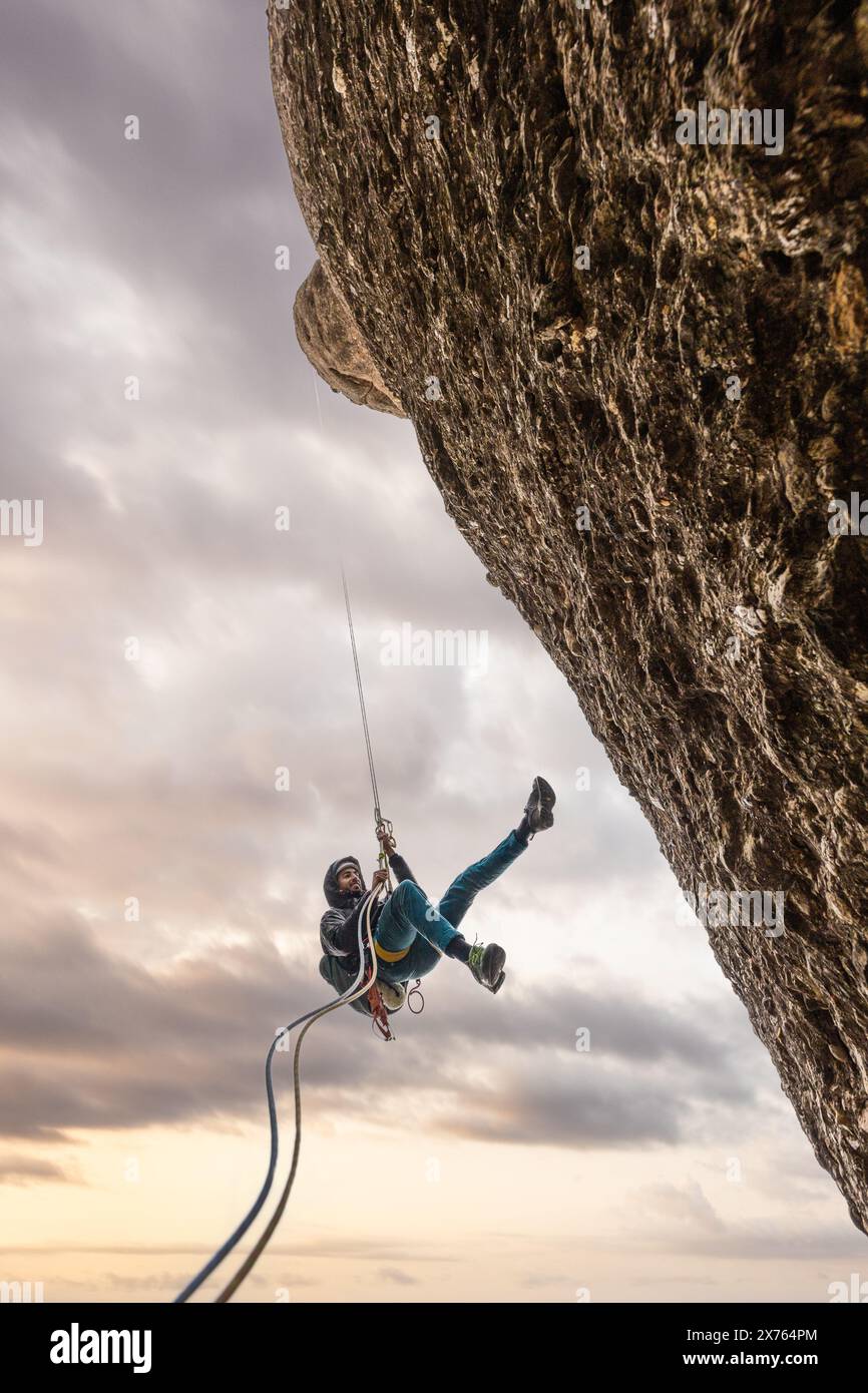 ragazzi che arrampicano sulla montagna, ragazzi che si arrampicano sulla montagna, si divertono all'aria aperta Foto Stock