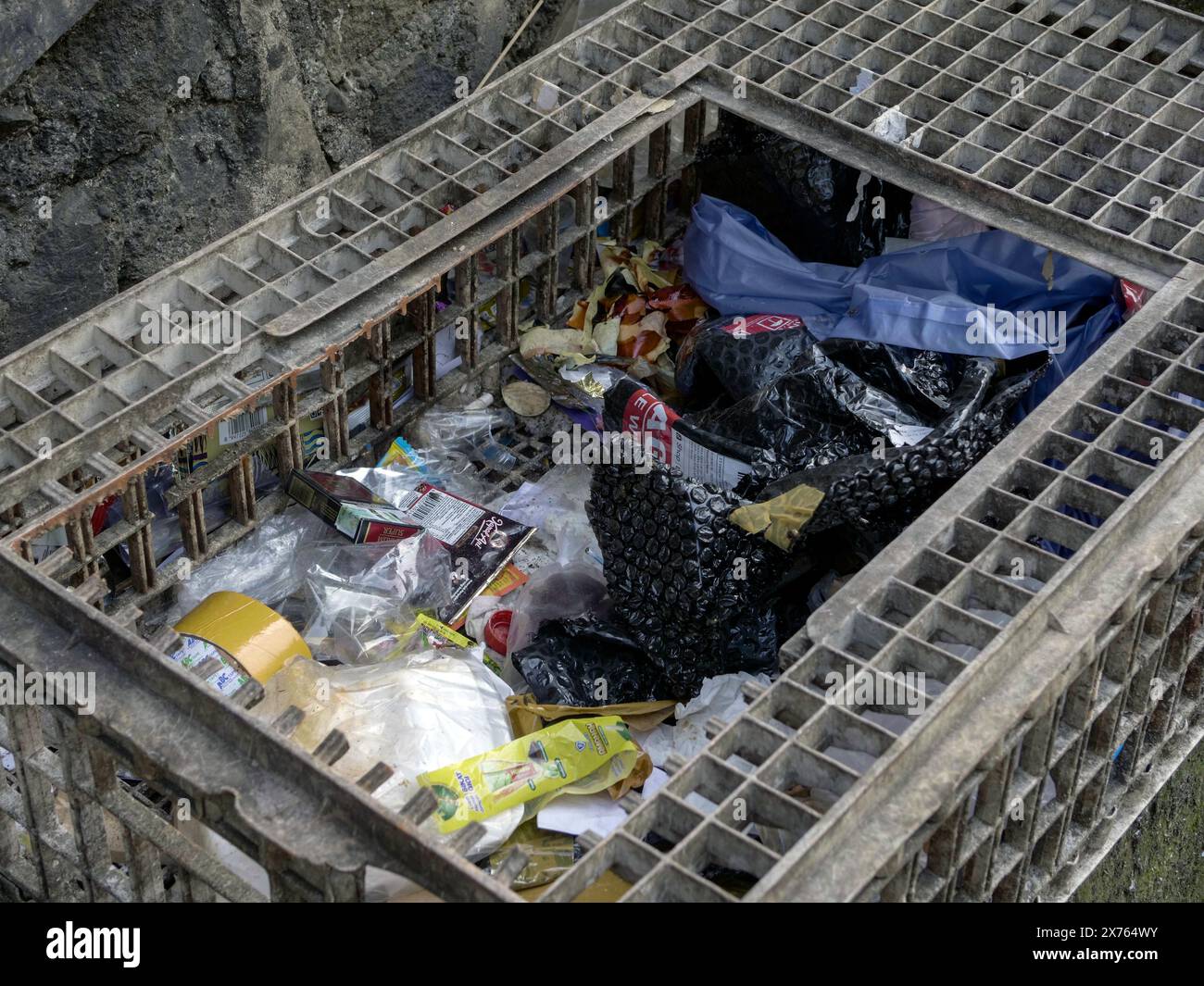 Giacarta, Indonesia - 10 maggio 2024: I rifiuti non sanitari contengono un sacco di rifiuti che non possono essere sistemati perché il posto ha buchi Foto Stock