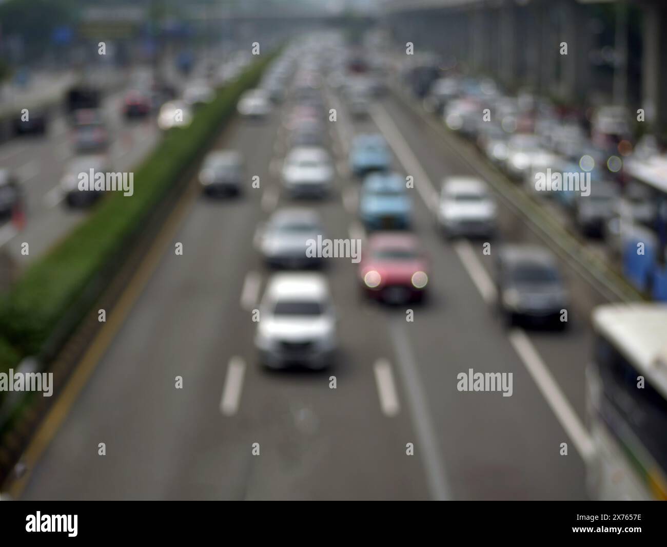 Ingorgo del traffico di una strada sfocata per lo sfondo Foto Stock