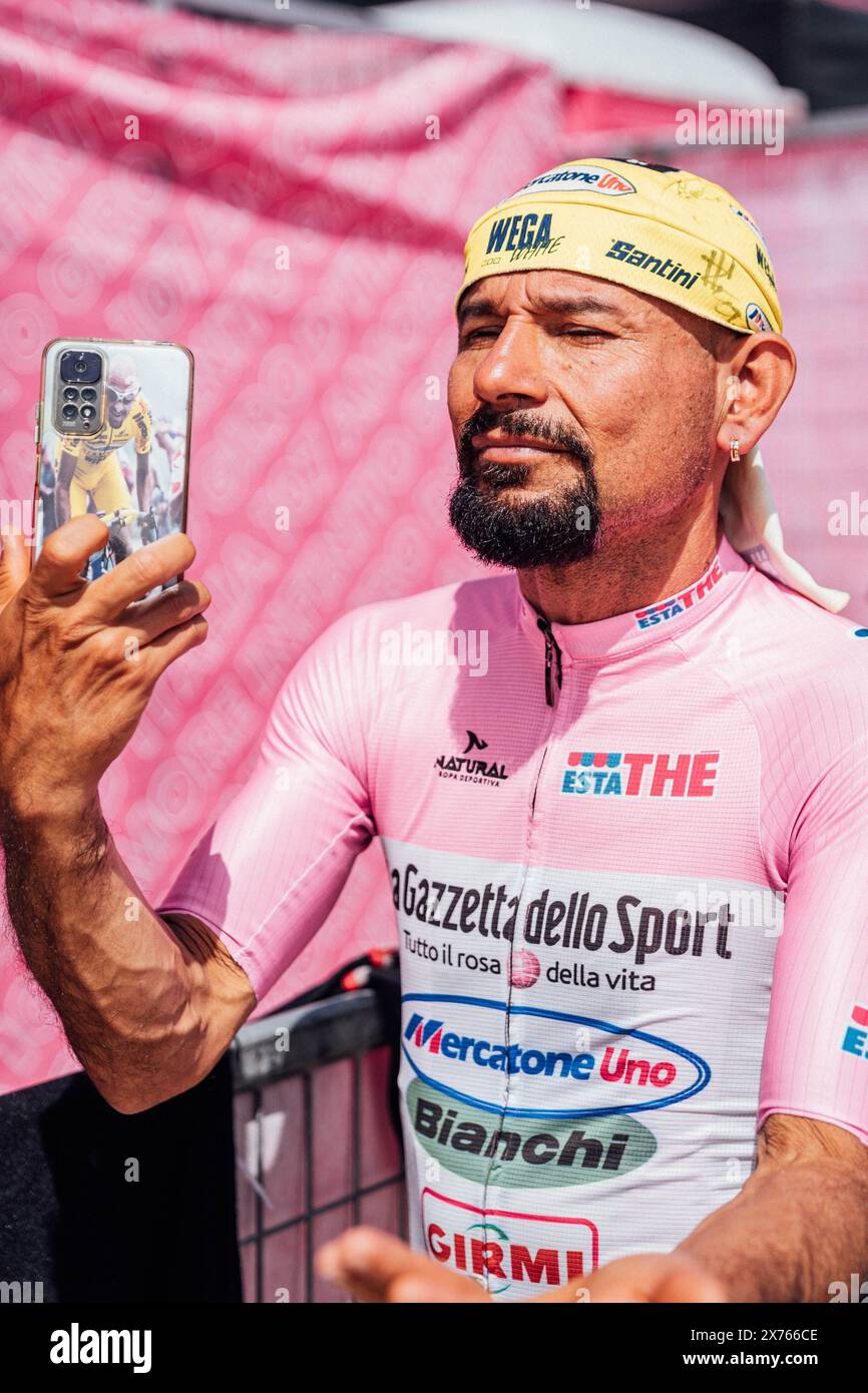 Foto di Zac Williams/SWpix.com - 09/05/2024 - Ciclismo - giro d'Italia 2024, tappa 6 - Torre del Lago Puccini (Viareggio) - Rapolano Terme - Italia - Un imitatore di Marco Pantani. Crediti: SWpix/Alamy Live News Foto Stock
