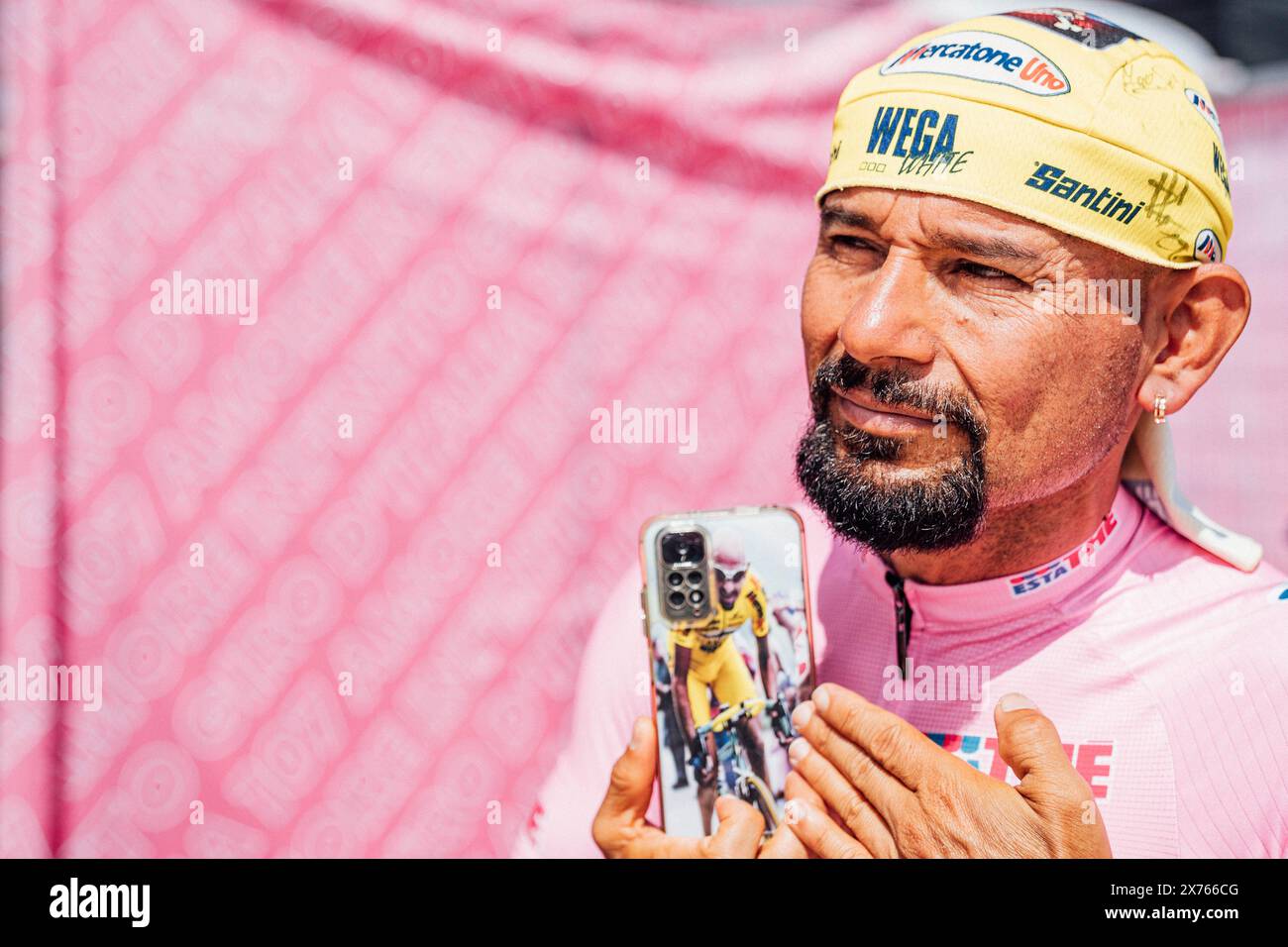 Foto di Zac Williams/SWpix.com - 09/05/2024 - Ciclismo - giro d'Italia 2024, tappa 6 - Torre del Lago Puccini (Viareggio) - Rapolano Terme - Italia - Un imitatore di Marco Pantani. Crediti: SWpix/Alamy Live News Foto Stock