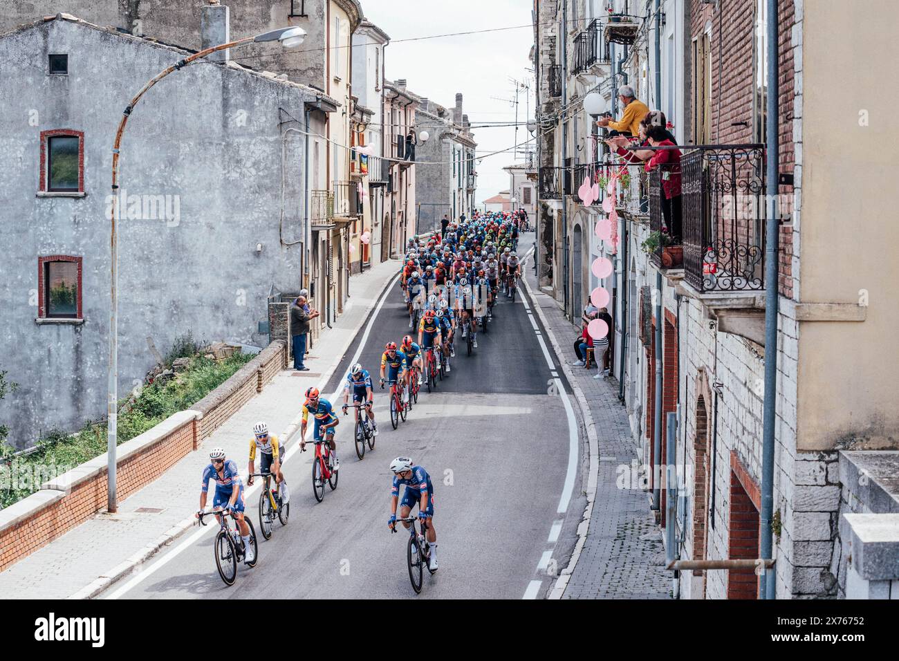 Foto di Zac Williams/SWpix.com - 15/05/2024 - Ciclismo - giro d'Italia 2024, tappa 11 - Foiano di Val Fortore - Francavilla al Mare - Italia - il peloton. Crediti: SWpix/Alamy Live News Foto Stock