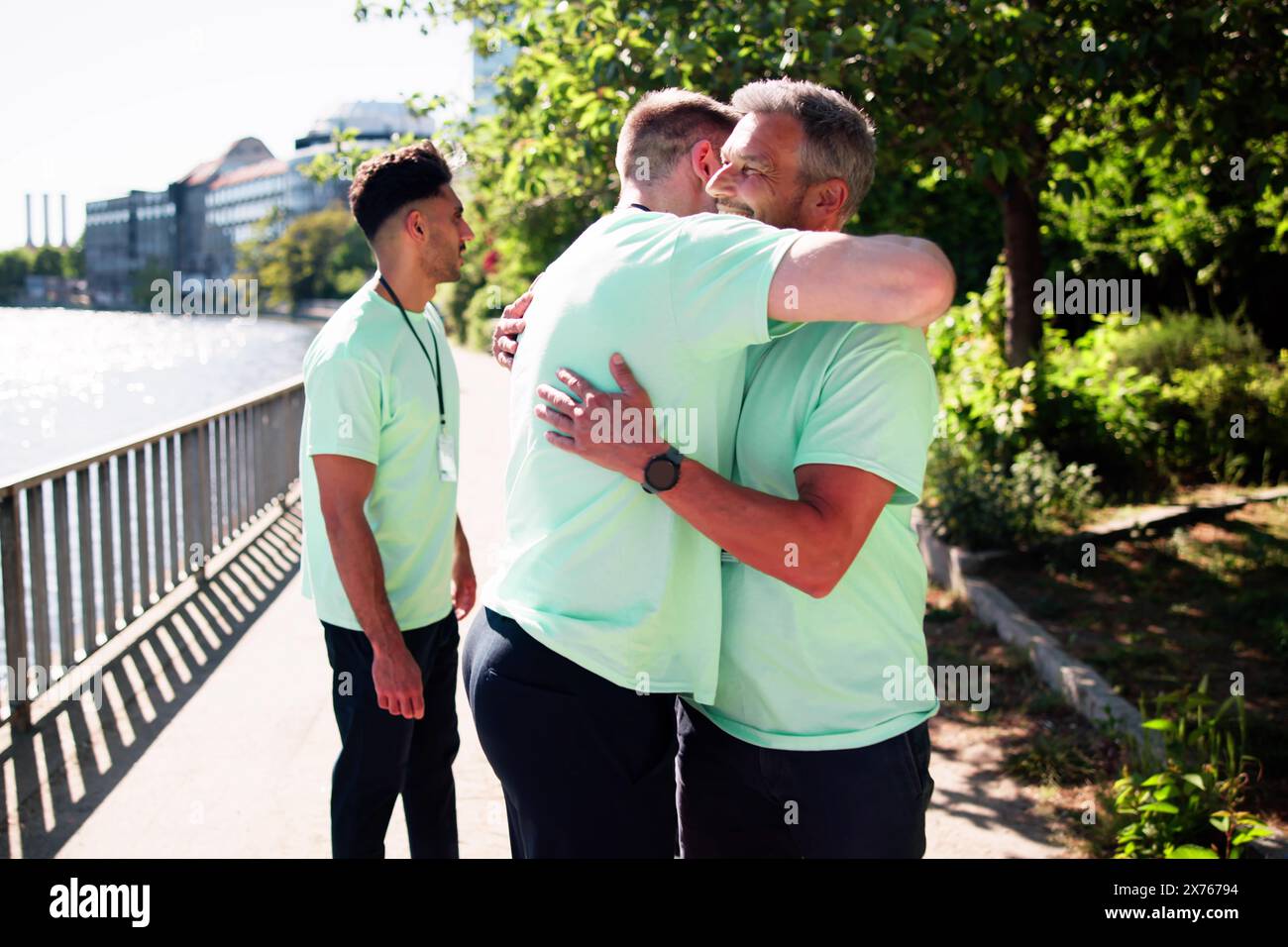 Community Hug and Charity Care. Amici lavoro di squadra Foto Stock