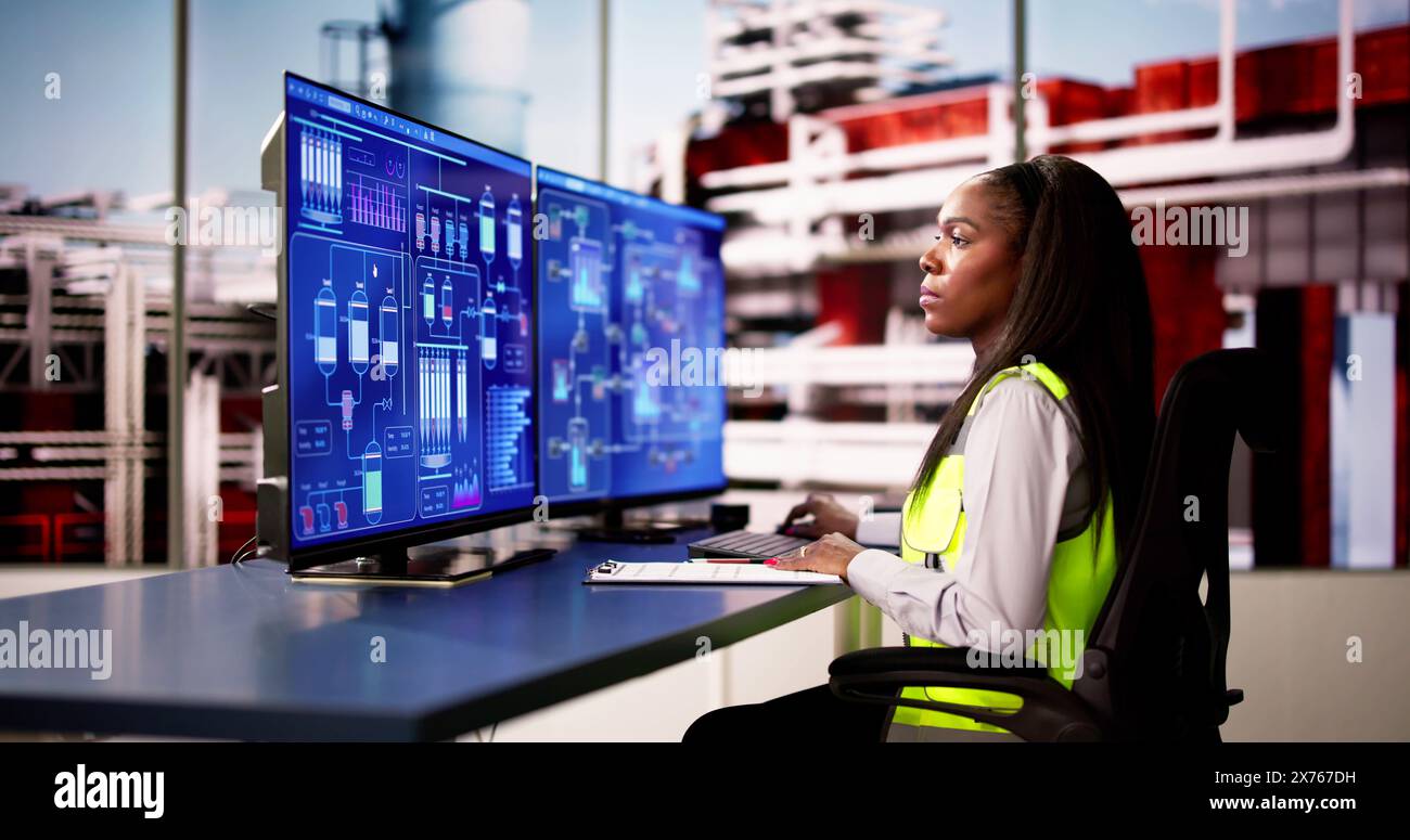 Sistema di automazione IOT industriale. Ingegnere che utilizza un computer desktop Foto Stock