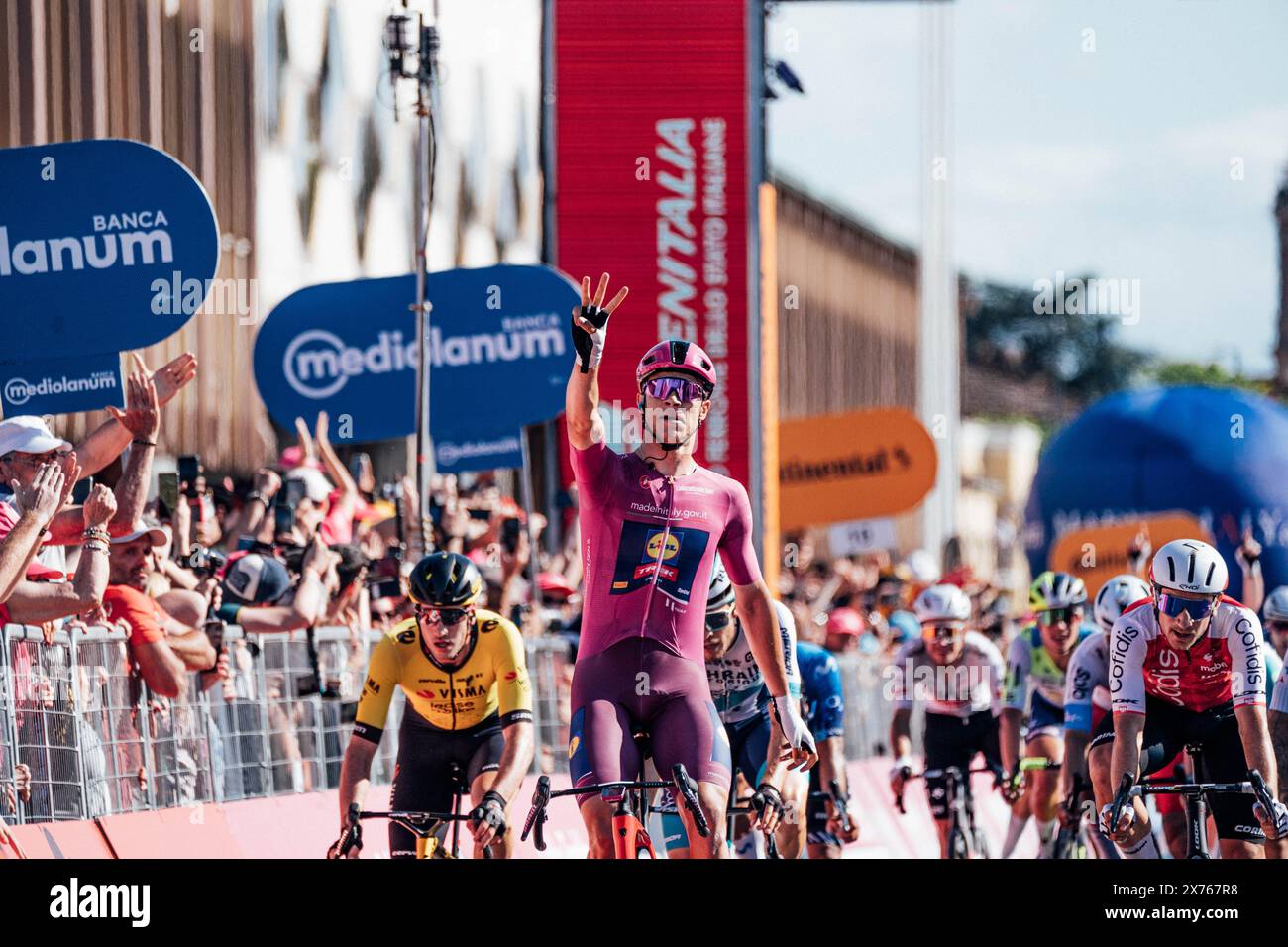 Foto di Zac Williams/SWpix.com - 17/05/2024 - Ciclismo - 2024 giro d'Italia, tappa 13 - Riccione - cento - Italia - Jonathan Milan, Lidl Trek, vince la tappa. Crediti: SWpix/Alamy Live News Foto Stock