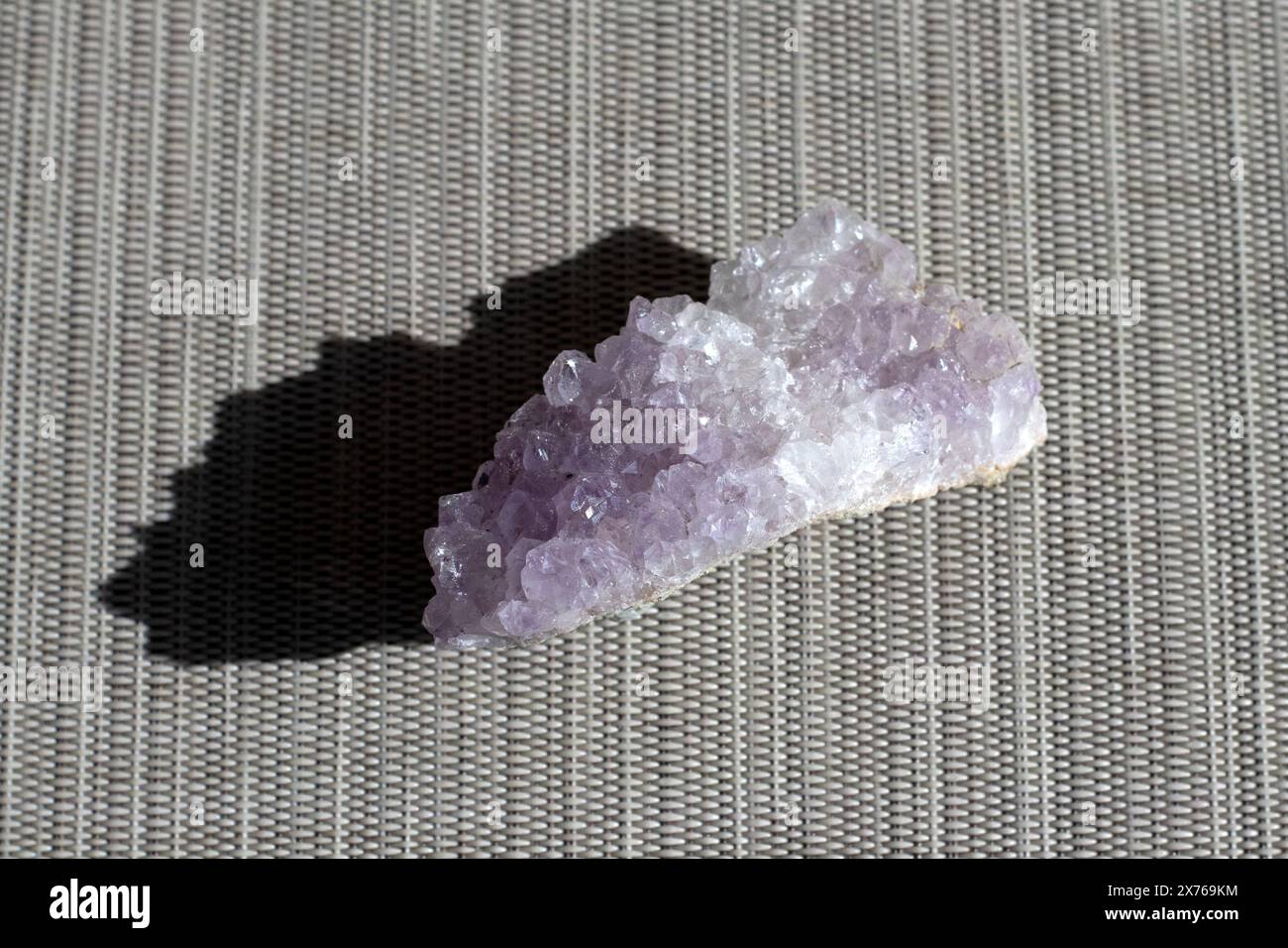 set di varie pietre minerali naturali ametista e pietre preziose su sfondo in tessuto grigio vista dall'alto Foto Stock