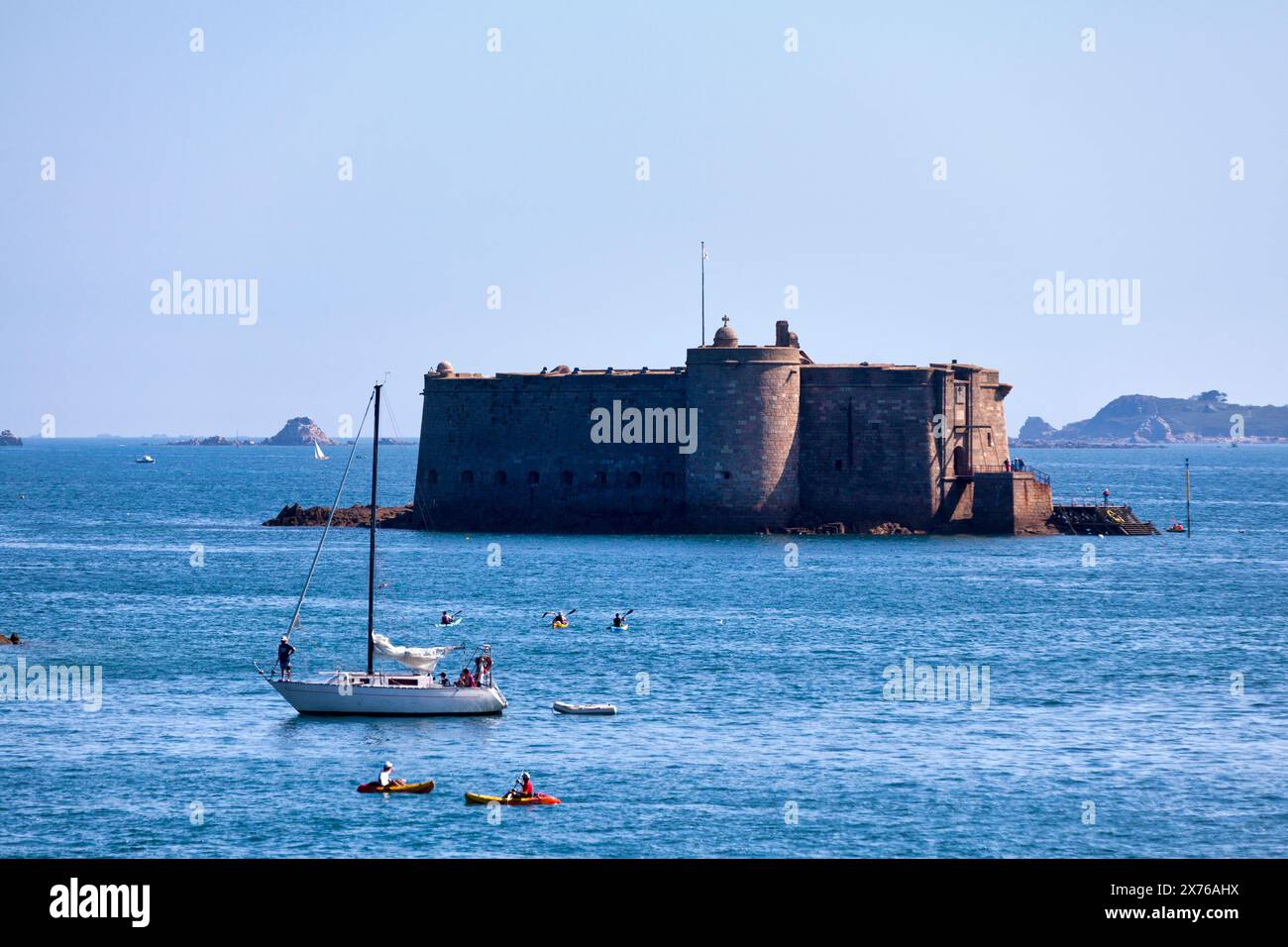 Il Château du Taureau (in inglese: Castello del toro) è un forte costruito su un isolotto roccioso situato nella città di Plouezoc'h, nella baia di Morlaix a fini Foto Stock