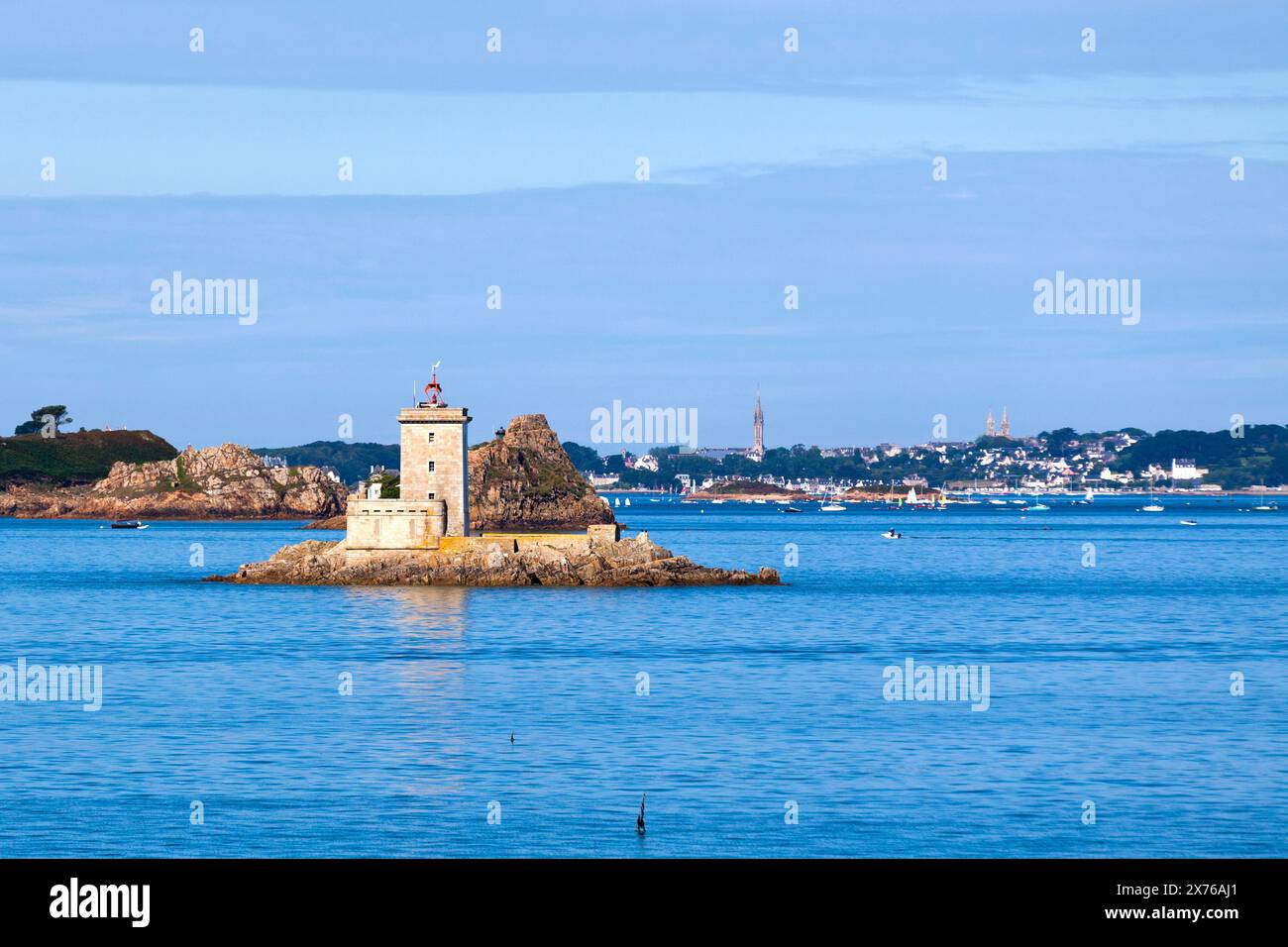 Il faro dell'Ile Noire è un isolotto roccioso nella baia di Morlaix al largo della città di Plouezoc'h nel Finistère (Bretagna). Foto Stock